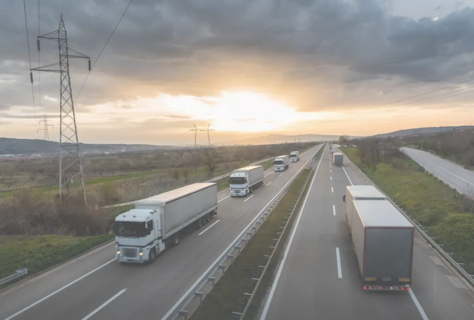 Ciężarówki na&nbsp;autostradzie